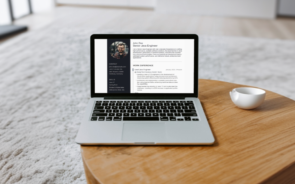 Ein Laptop auf einem Tisch zeigt einen Lebenslauf von einem Senior Java Engineer, erstellt mit dem CV-Generator von JS-Dev.tech. Tools wie der CV-Generator helfen JavaScript-Entwicklern, professionelle Lebensläufe online zu erstellen.